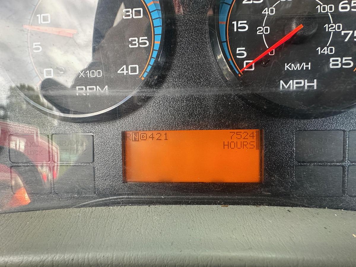 Used 2015 INTERNATIONAL 4300 24' Box Truck