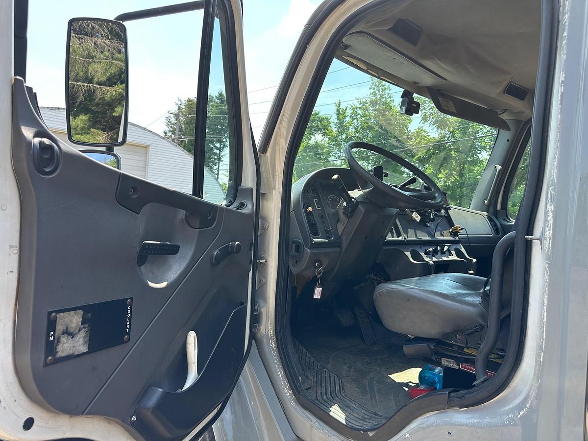 Used 2004 FREIGHTLINER M2 Attenuator Truck