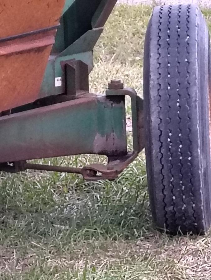 Used JOHN DEERE 350-22 Gravity Wagon