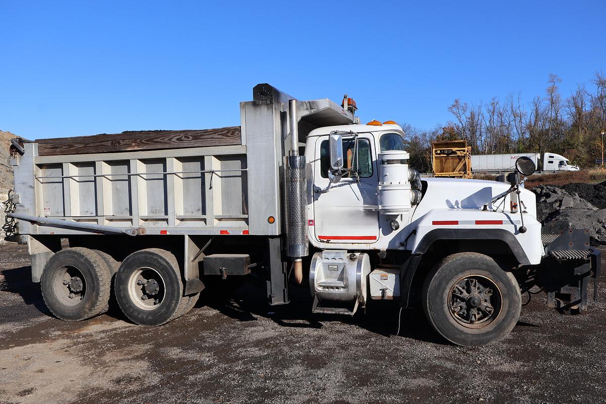 Used 1996 MACK RD690S