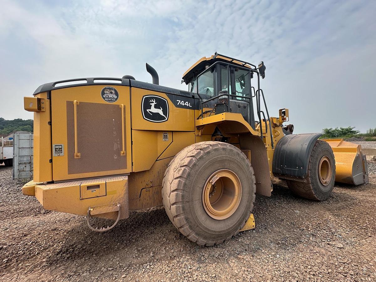 Used 2020 DEERE 744L