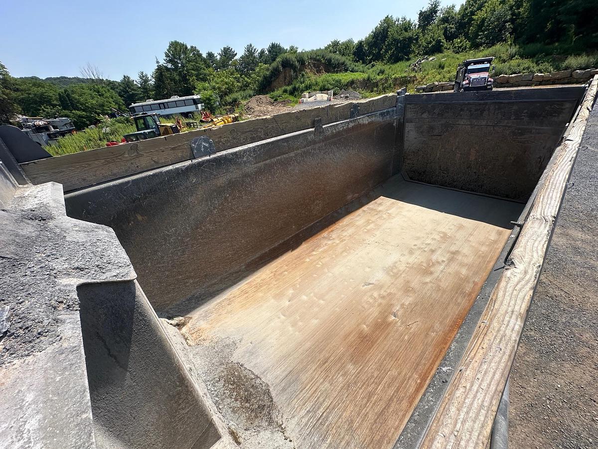 Used 2020 MACK Granite GR64F