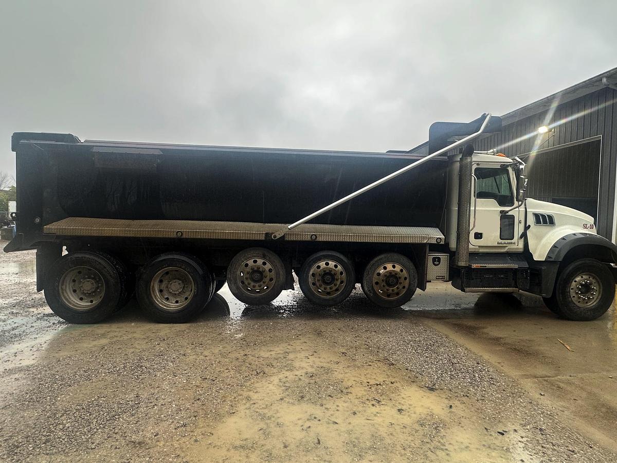 Used 2018 MACK Granite GU713