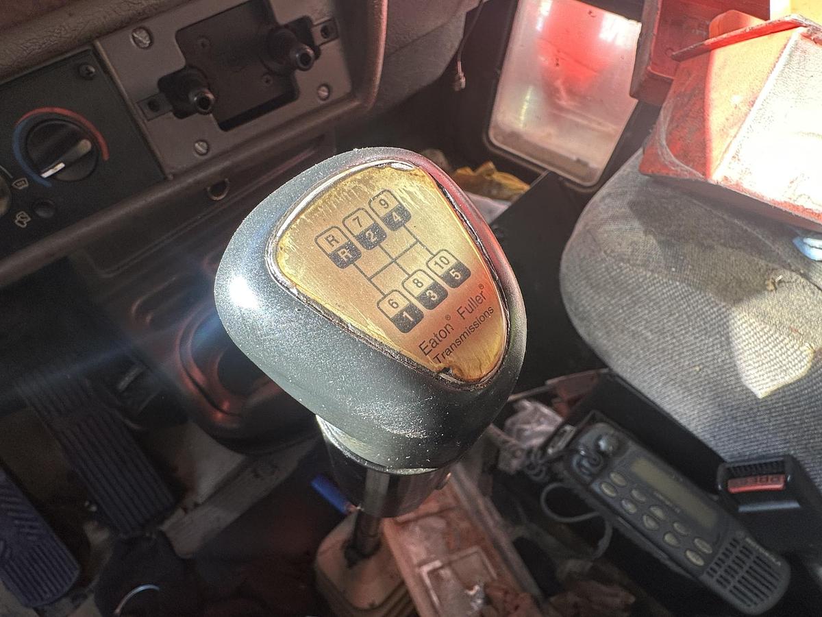 Used 2004 KENWORTH T300