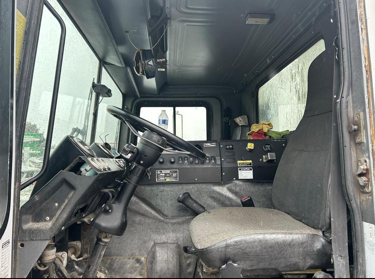 Used 2006 MACK MR688S