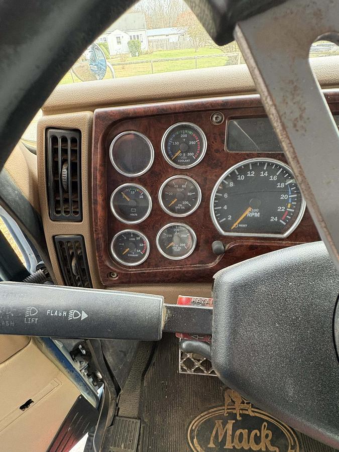 Used 2006 MACK Granite CV713