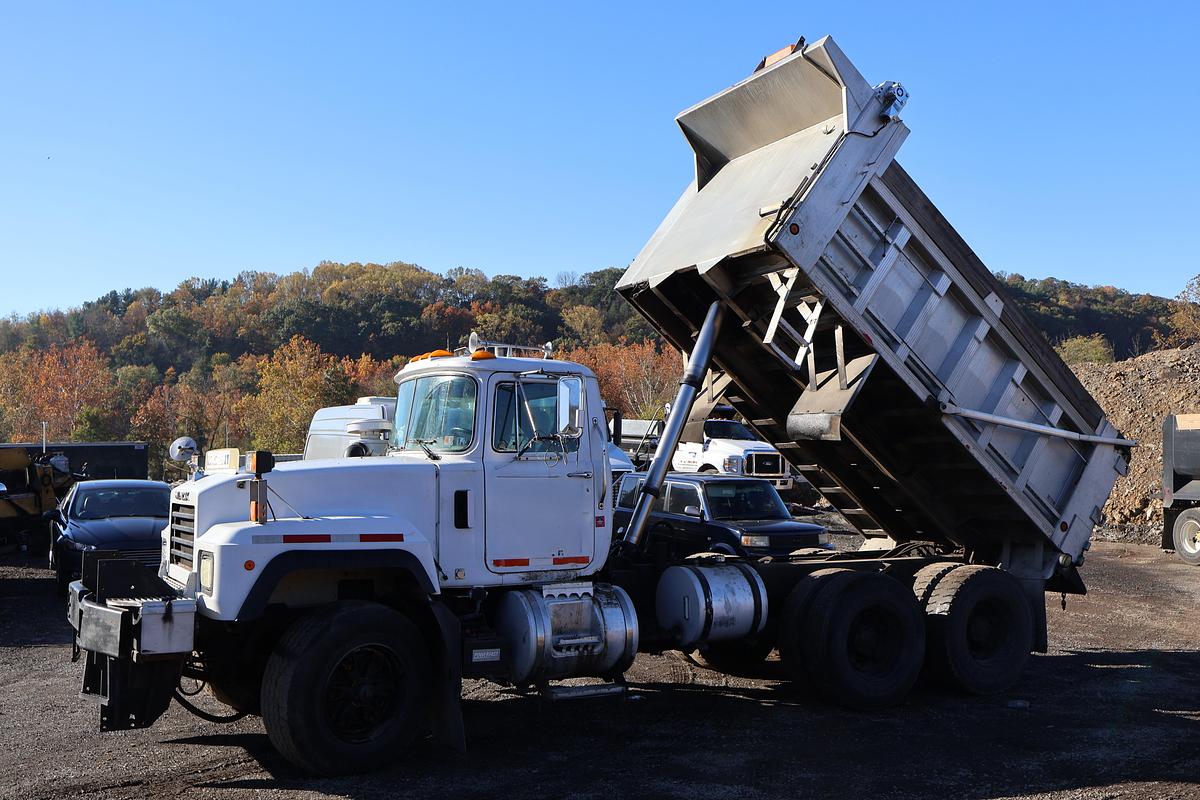 Used 1996 MACK RD690S