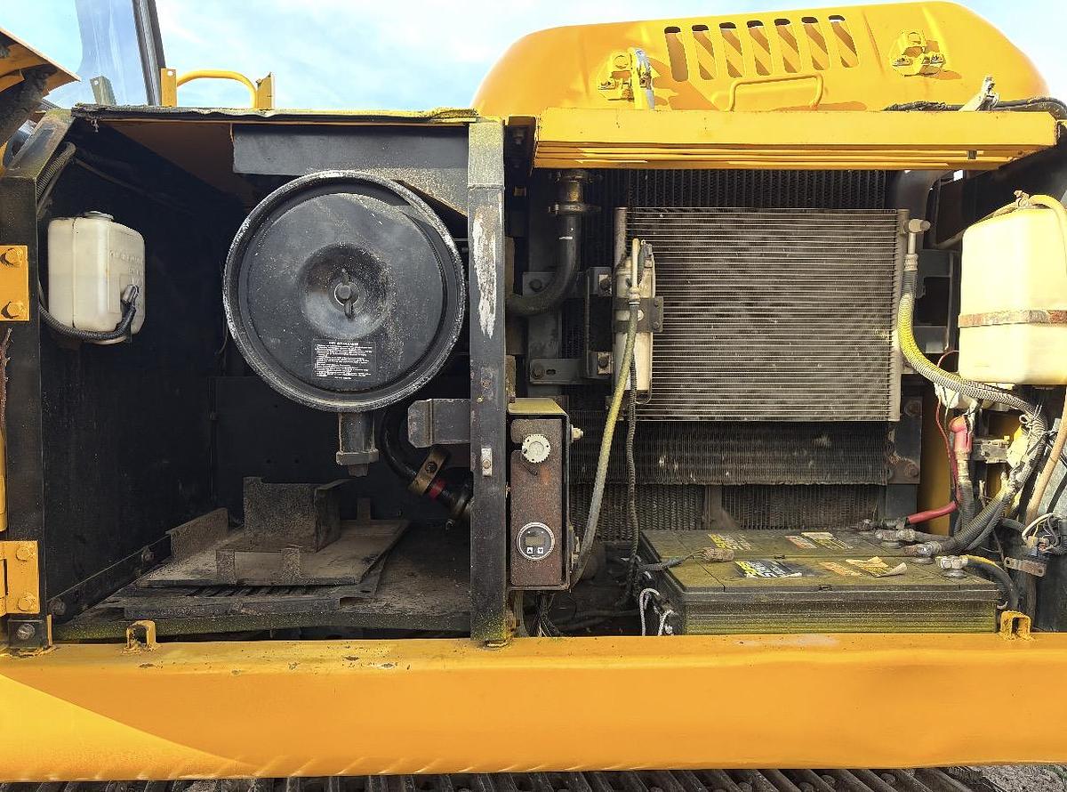 Used 2005 DEERE 200C-LC