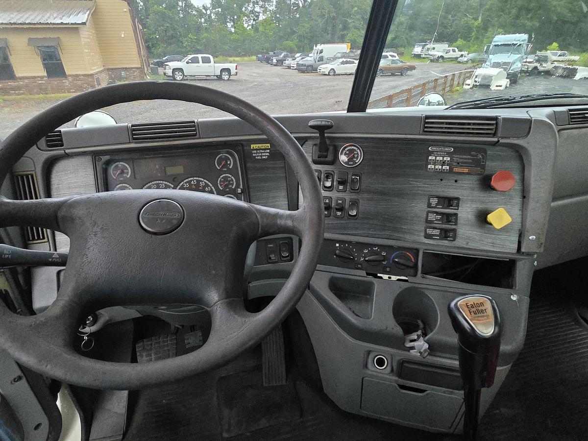 Used 2009 FREIGHTLINER Columbia