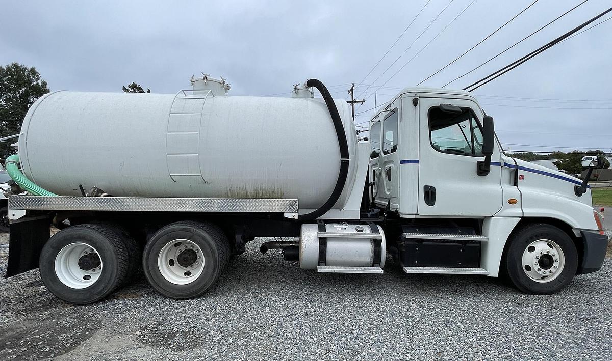 Used 2013 FREIGHTLINER Cascadia 125 Vacuum