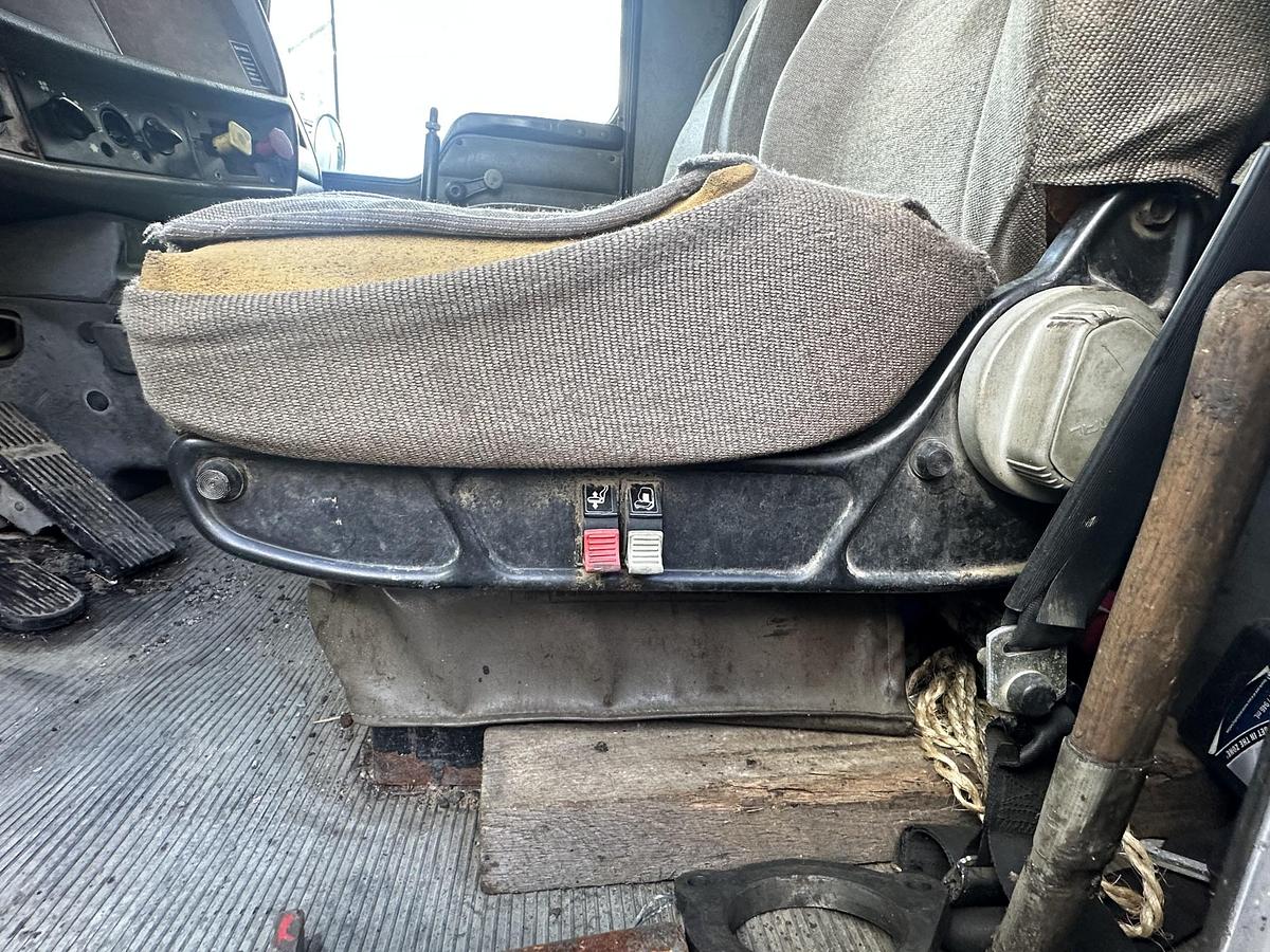 Used 2004 KENWORTH T300