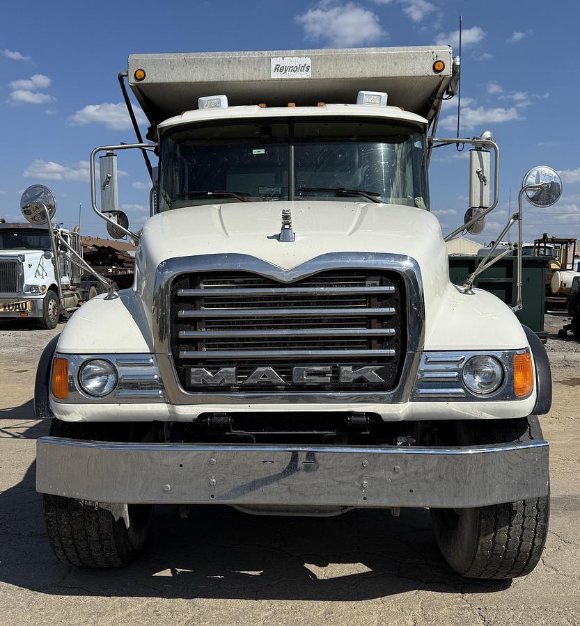 Used 2005 MACK CV713