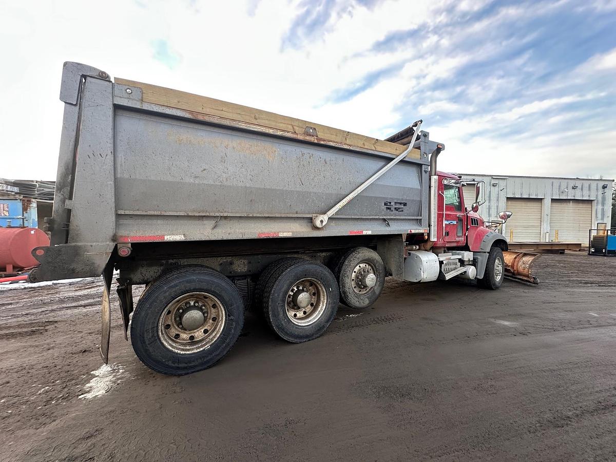 Used 2017 MACK Granite GU713