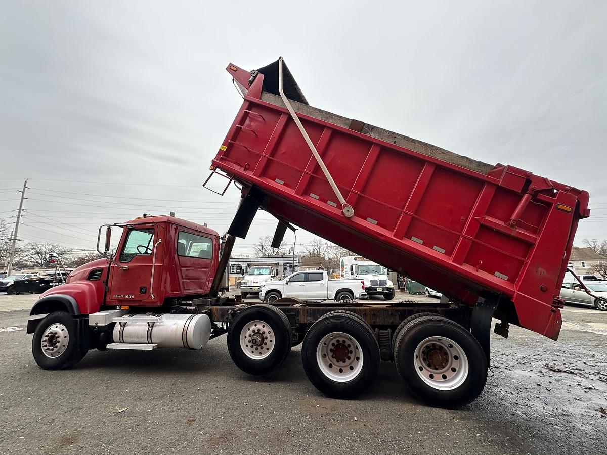 Used 2005 MACK Granite CV713