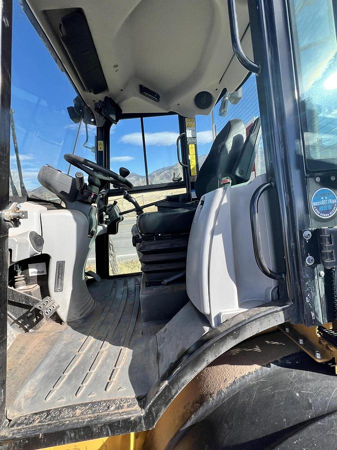 Used 2016 CATERPILLAR 907M