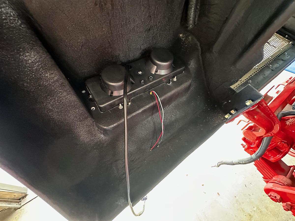 Used 1997 AUTOCAR DK6 Tilt Nose