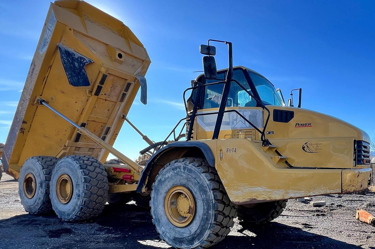 Used 2012 CATERPILLAR 740