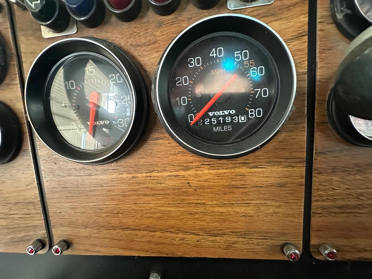 Used 1997 AUTOCAR DK6 Tilt Nose