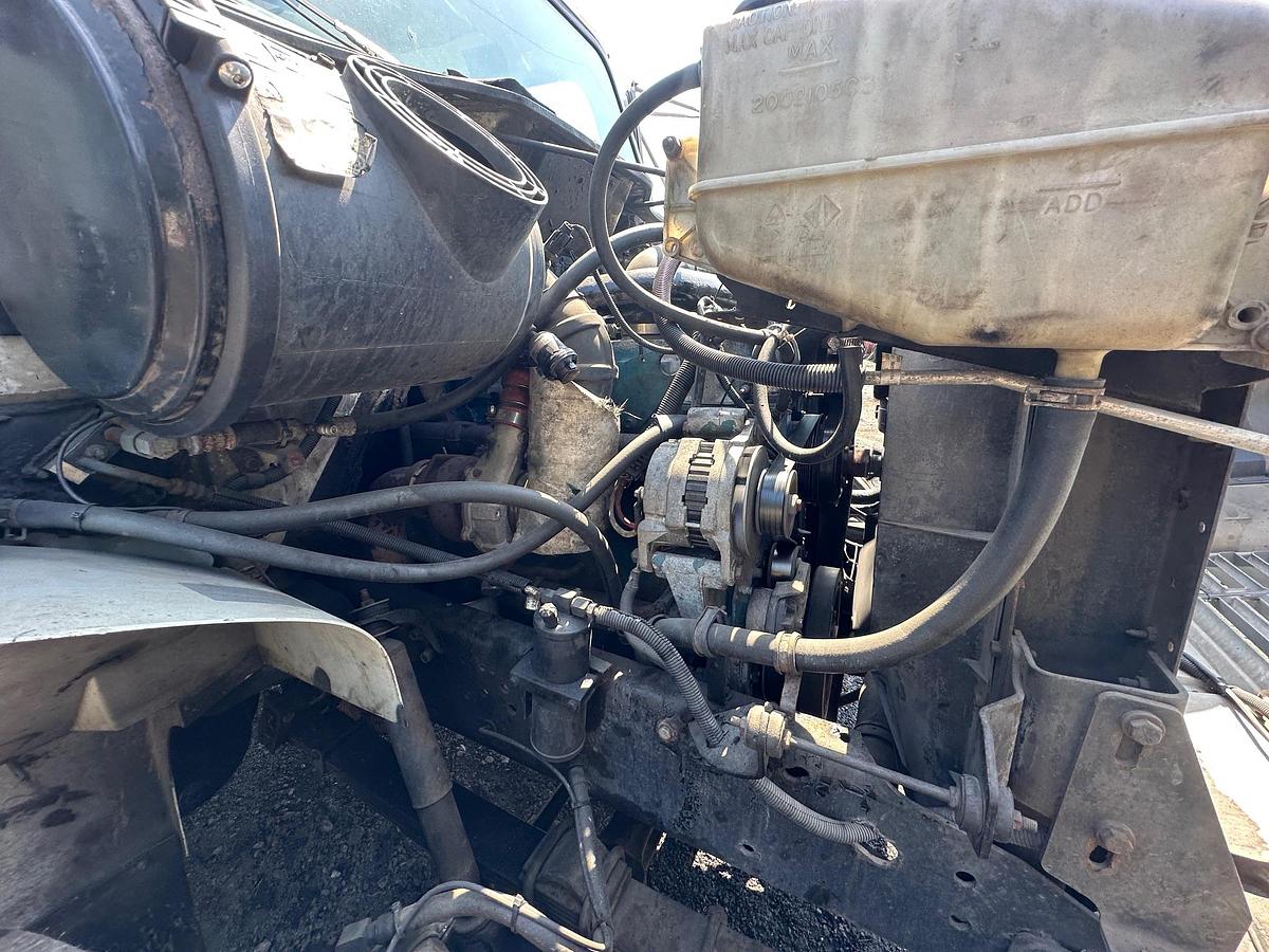 Used 2001 INTERNATIONAL 4900 Attenuator Truck