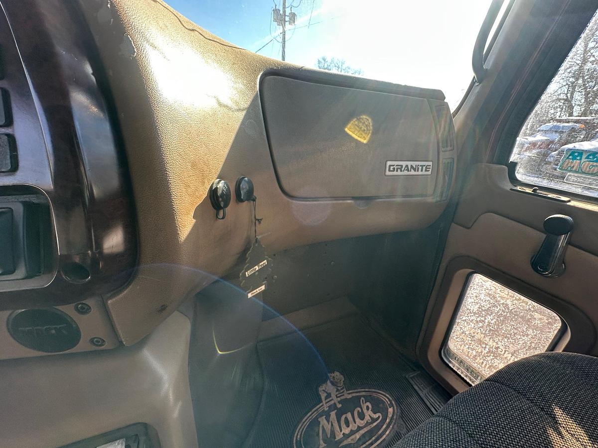 Used 2005 MACK CV713