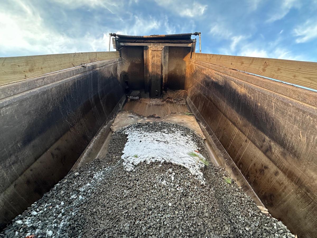 Used 2017 MACK Granite GU713