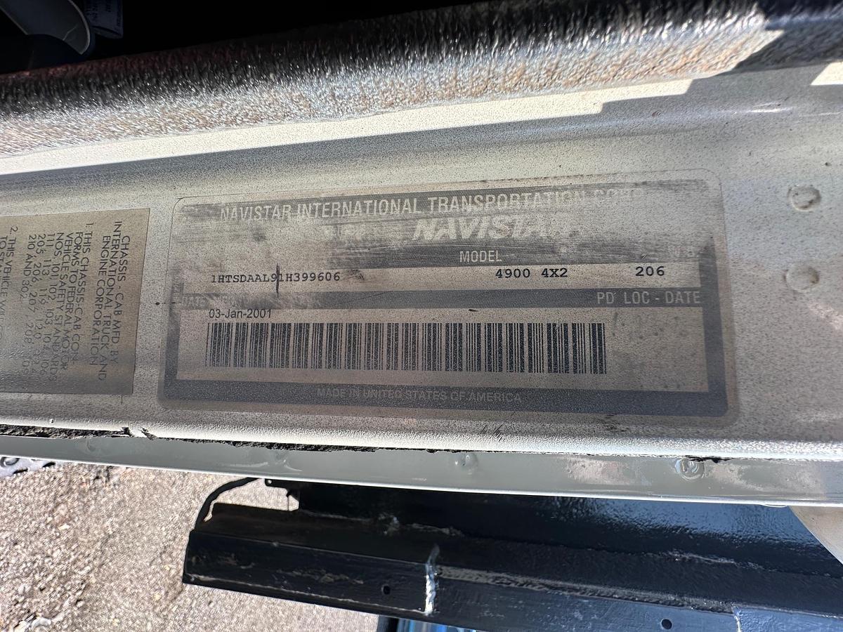 Used 2001 INTERNATIONAL 4900 Attenuator Truck