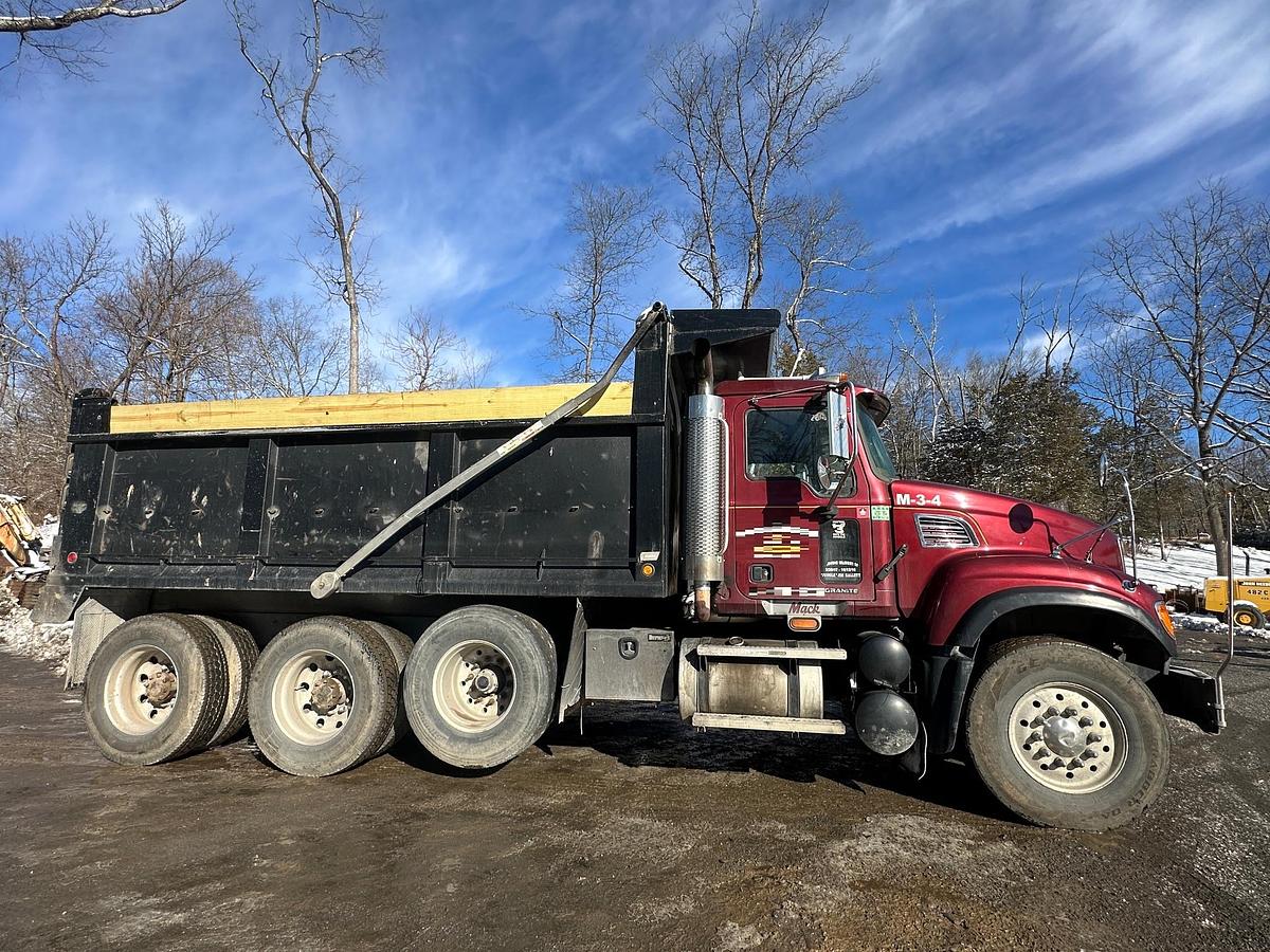 Used 2005 MACK CV713