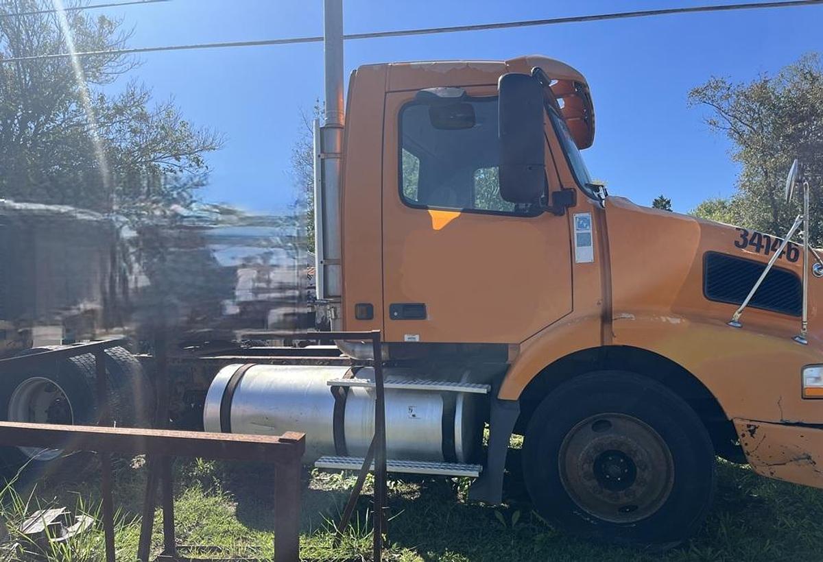 Used 2004 VOLVO VNM-200