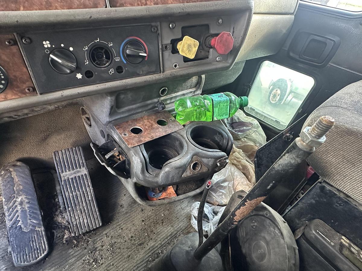 Used 2004 KENWORTH T300