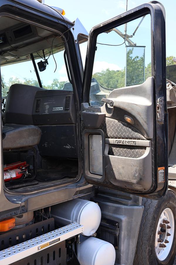 Used 2009 MACK Granite GU713