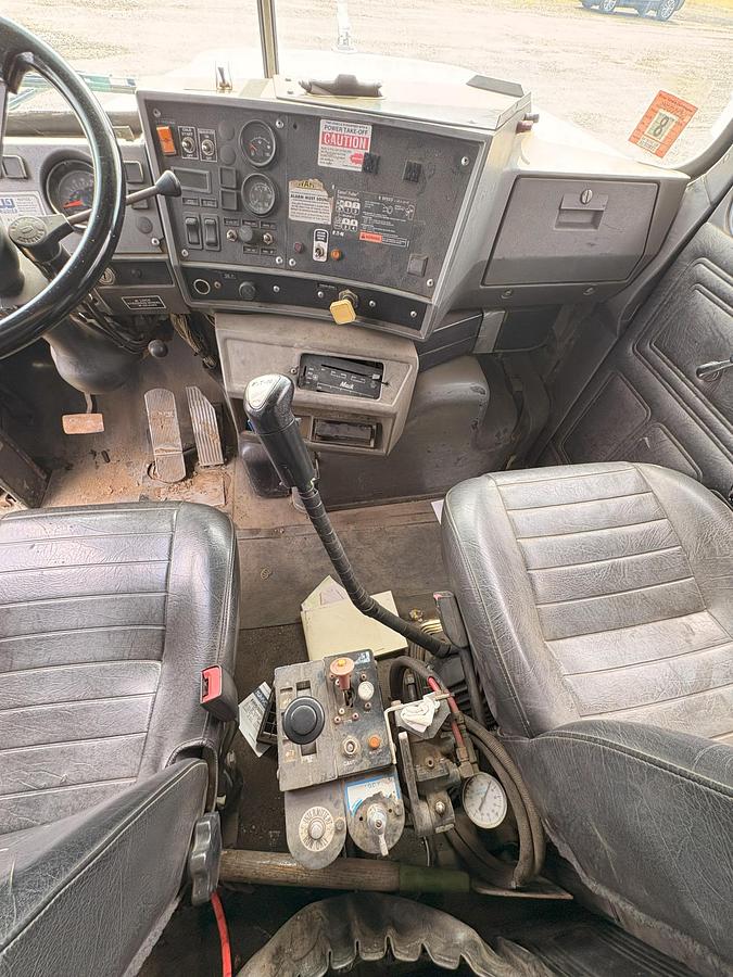 Used 2001 MACK DM688S