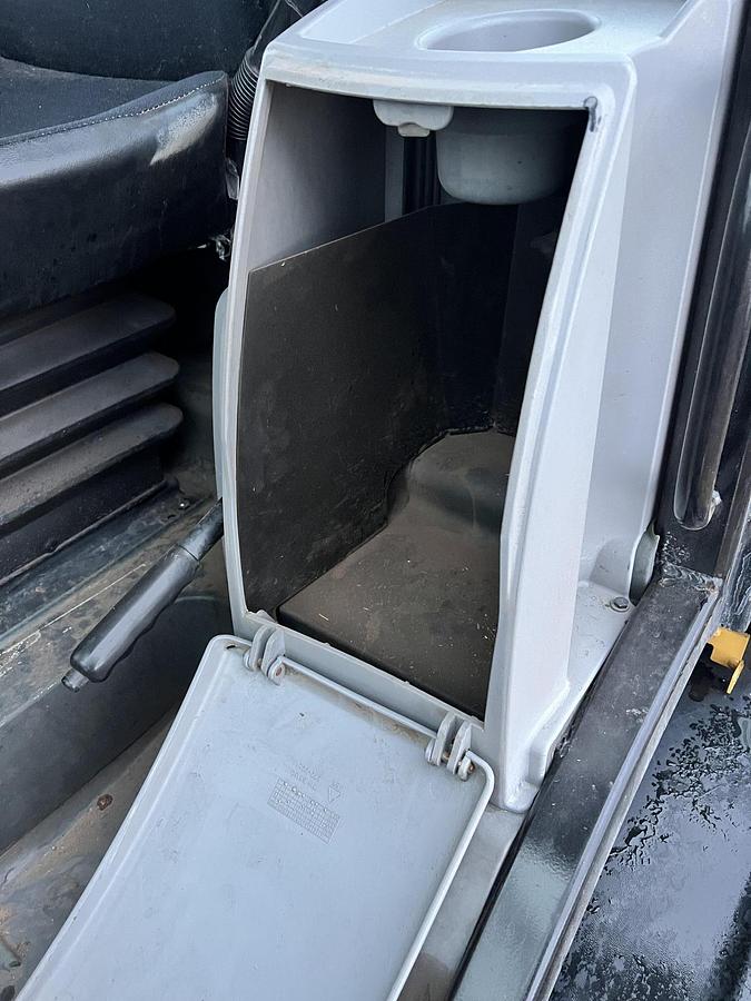 Used 2016 CATERPILLAR 907M