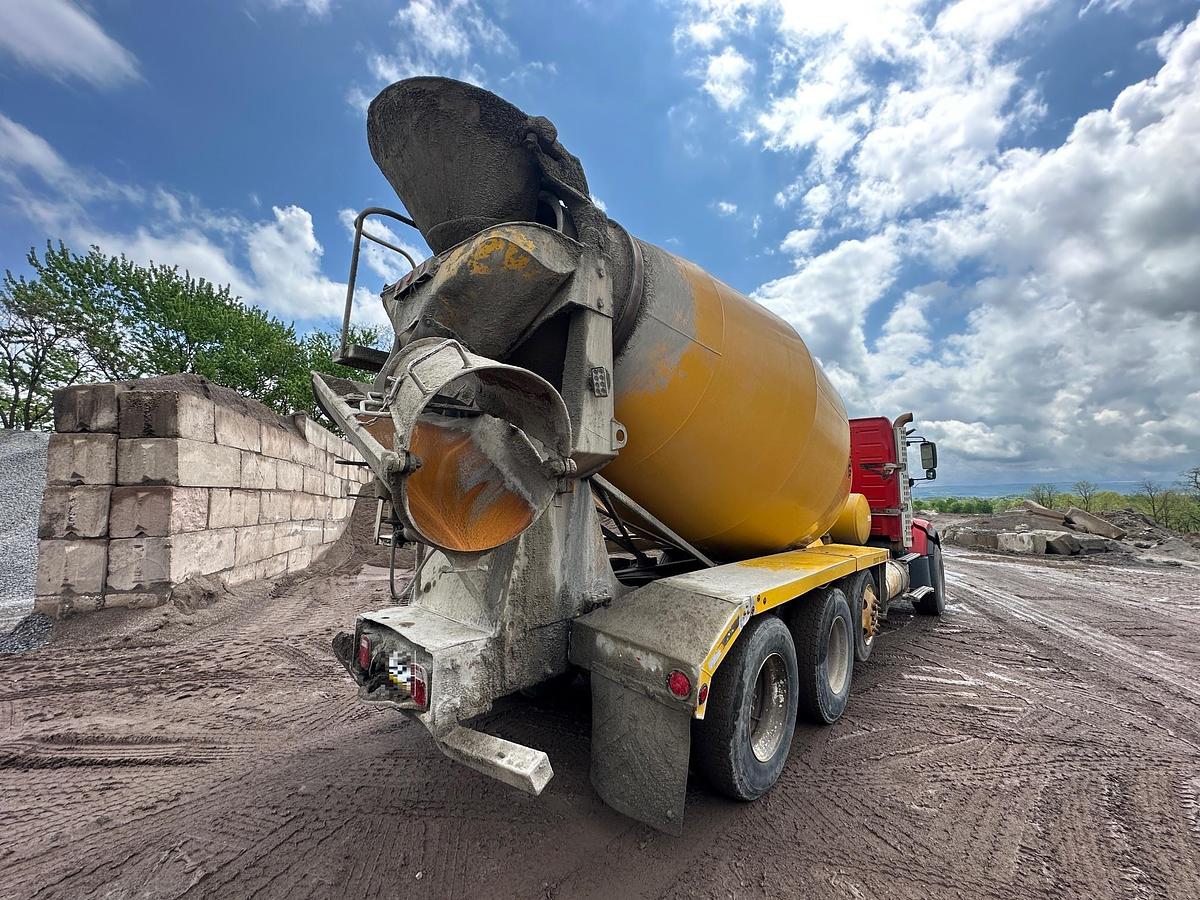 Used 2004 VOLVO Rear Discharge Mixer
