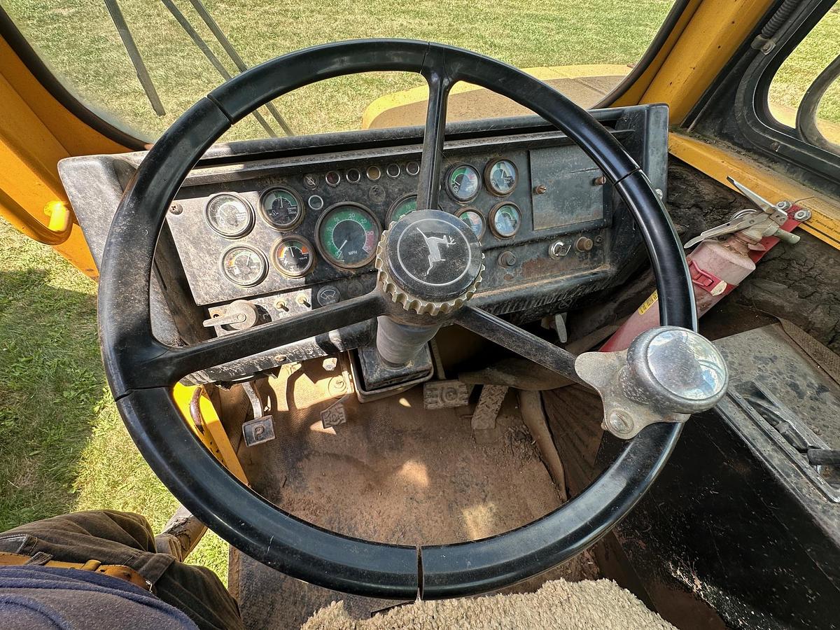 Used 1986 DEERE 762A