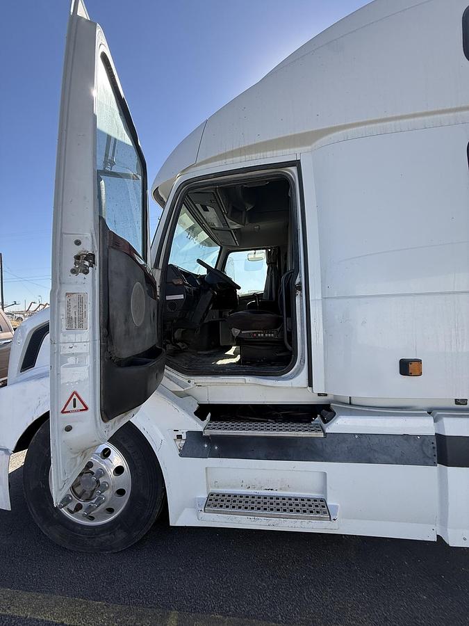 Used 2005 VOLVO VNL 64T670