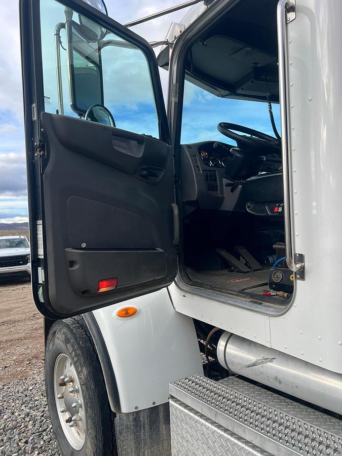 Used 2016 PETERBILT 348