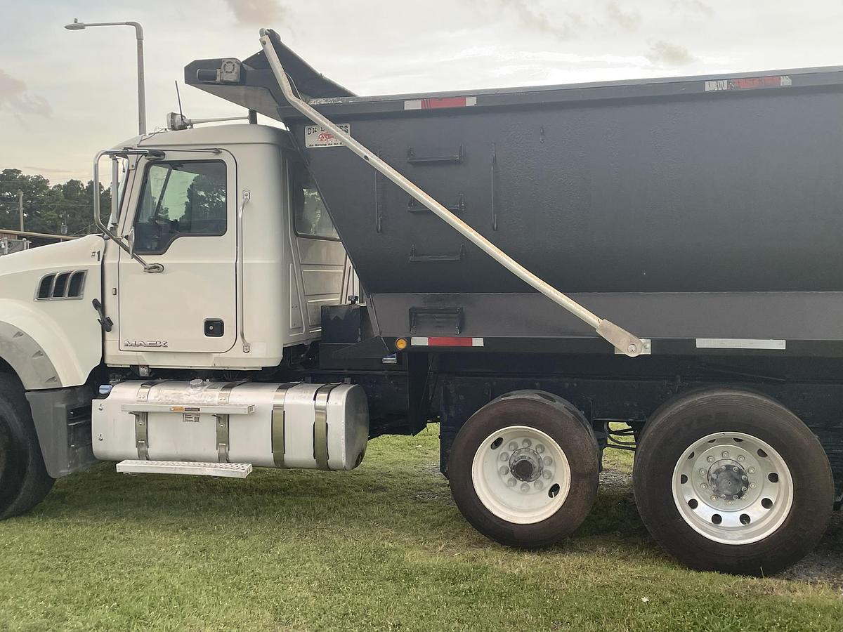 Used 2017 MACK Granite GU713
