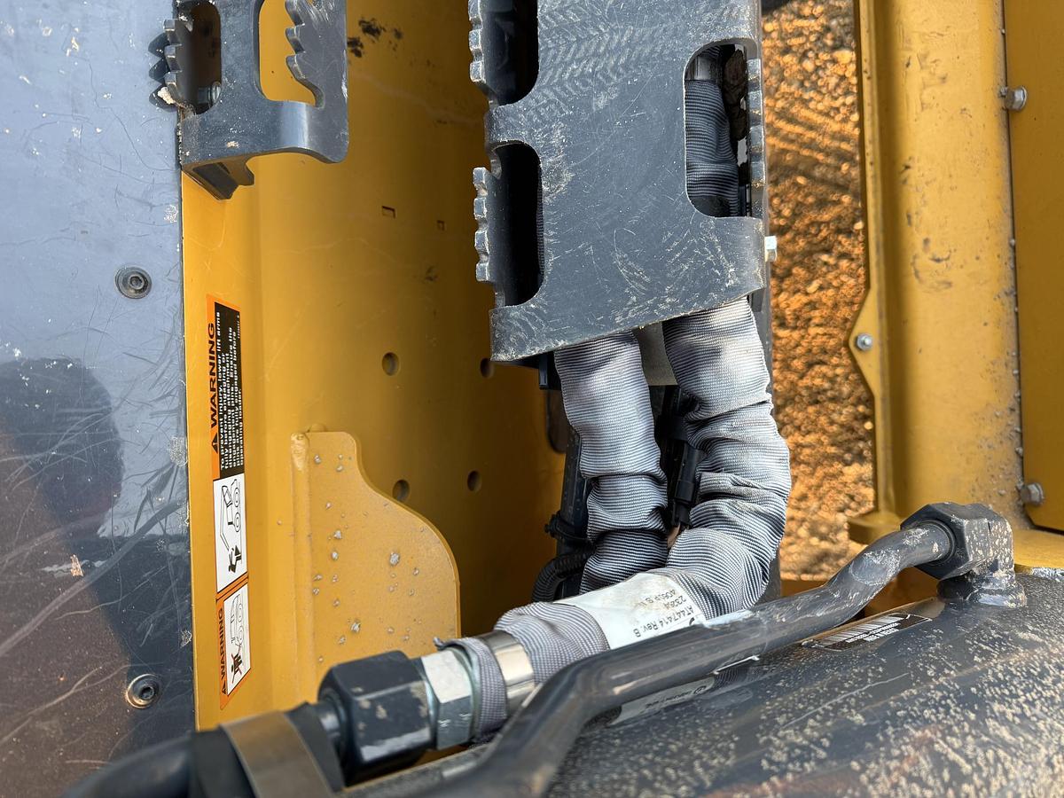 Used 2024 JOHN DEERE 332G Skid steer