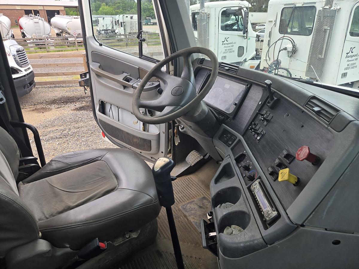 Used 2005 FREIGHTLINER Columbia