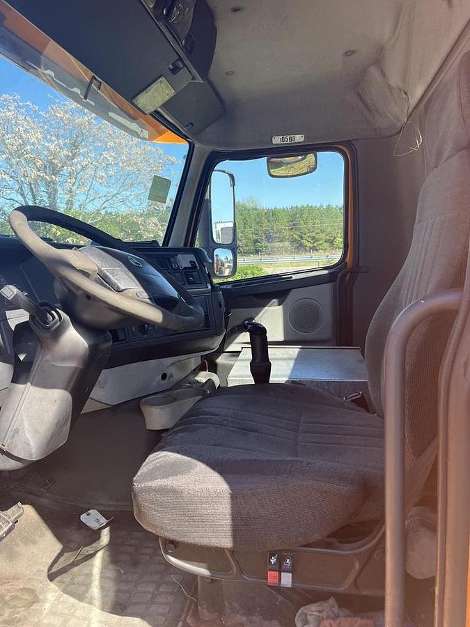 Used 2004 VOLVO VNM-200