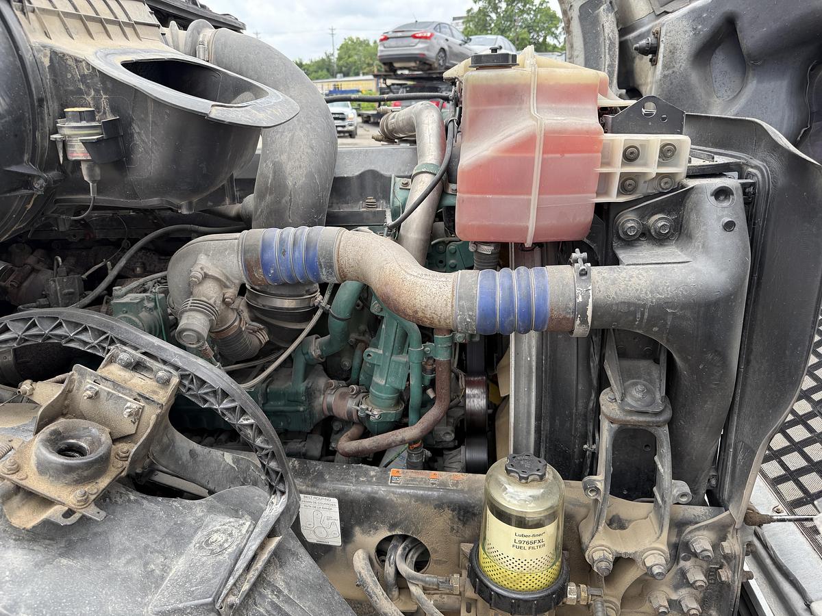 Used 2010 VOLVO VNL64TN