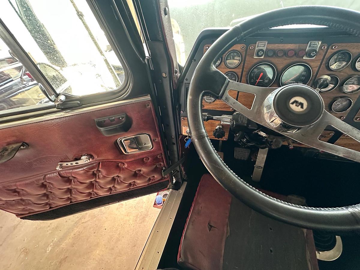 Used 1997 AUTOCAR DK6 Tilt Nose