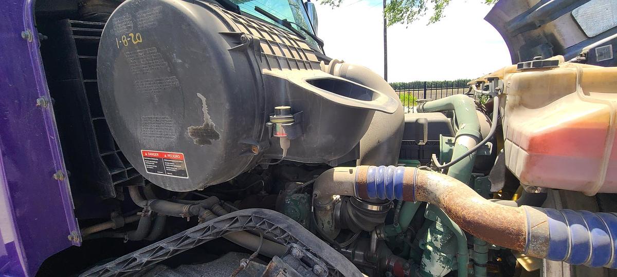 Used 2015 VOLVO VNL64T780