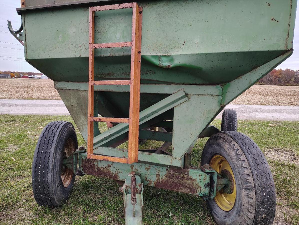 Used JOHN DEERE 350-22 Gravity Wagon