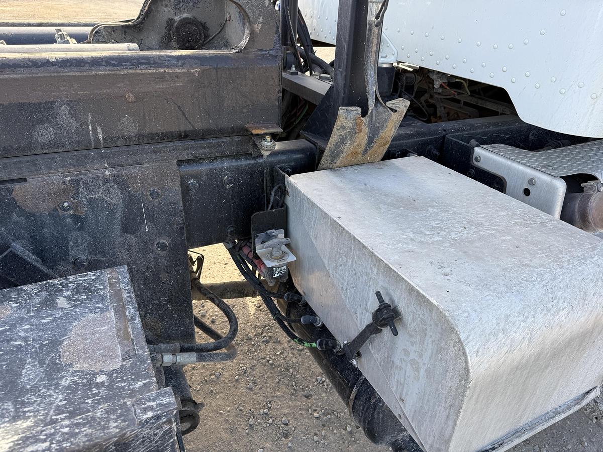 Used 2016 PETERBILT 348