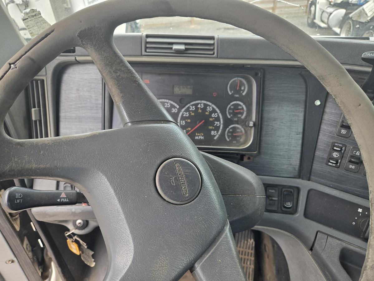 Used 2005 FREIGHTLINER Columbia