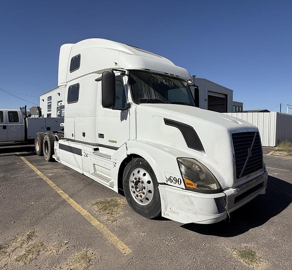 Used 2005 VOLVO VNL 64T670
