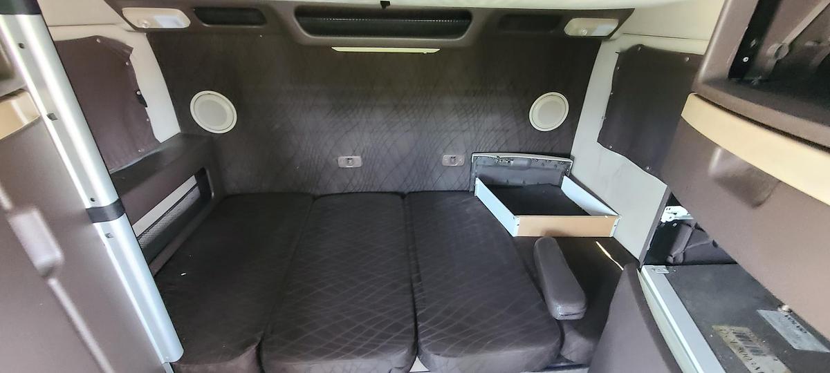 Used 2015 VOLVO VNL64T780