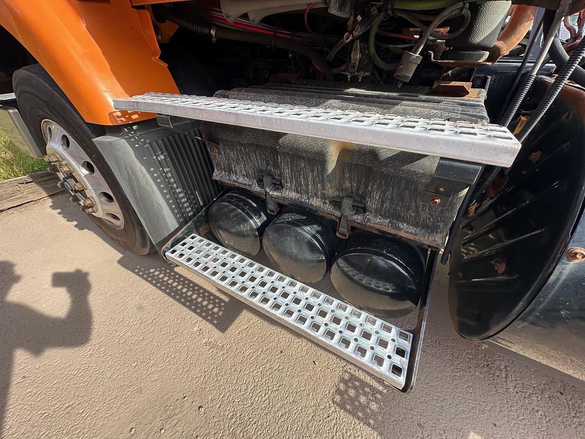 Used 2014 VOLVO VNM64T