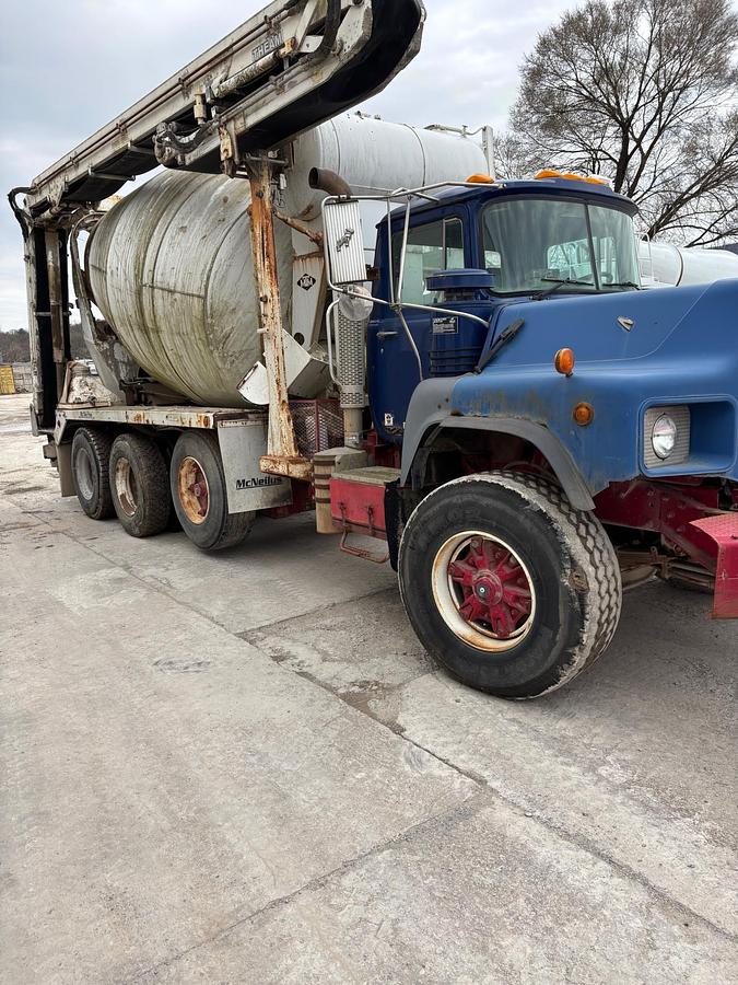 Used 2001 MACK DM690S Conveyor